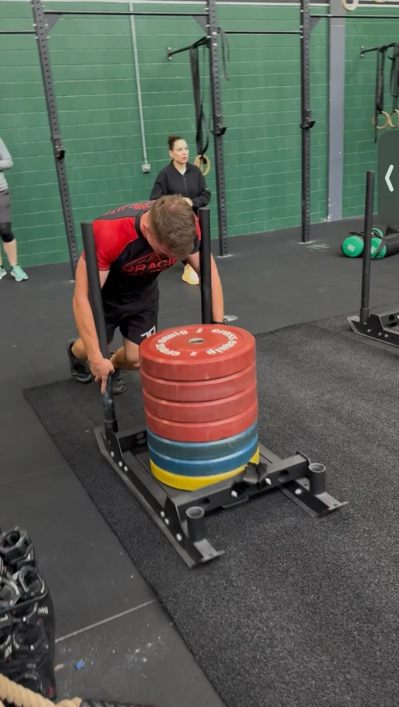 Entraînement HYROX sled push chez WE.FIT